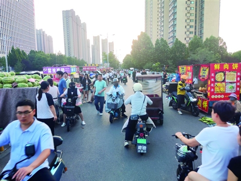 济南市历城区唐冶街道创新推行“刚性规范+柔性治理”模式,制定《便民疏导点管理规定》,科学设置潮汐疏导点,明确经营区域、卫生责任及噪声管控等要求。300余家摊贩实现从“猫鼠游戏”到合法经营的转变,服务超10万人次。如今潮汐疏导点内摊主安心经营、居民便捷采购,生动诠释了“守住文明线、留住烟火气”的治理智慧,为化解民生需求与市容管理冲突提供“唐冶样板”。◎山东商报·速豹新闻网记者 王琳摄